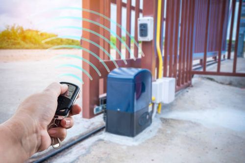 Immagine della automazione di un cancello con comando wifii