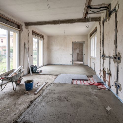 Lavori di ristrutturazione in corso: rifacimento impianti, preparazione del massetto per il nuovo pavimento e installazione di infissi ad alta efficienza. Ristrutturazione completa appartamento: fase di cantiere con rifacimento impianti, posa del massetto e sostituzione serramenti. Esempio di lavori edili professionali per preventivo casa.