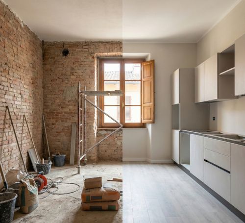 Cantiere edile realistico all'interno di un appartamento italiano con pareti in mattoni a vista, intonaco scrostato e attrezzatura da lavoro per ristrutturazione completa.