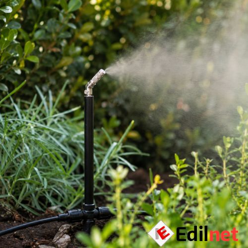 Ugello di un impianto antizanzare a nebulizzazione installato in giardino.