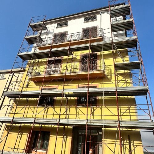 Edificio a Nuoro con lavori in corso di ristrutturazione e ponteggi in facciata